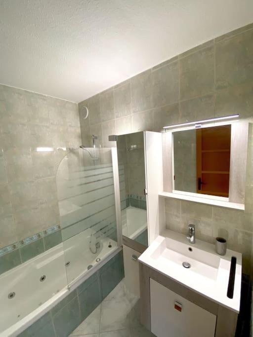 Appartement Spacieux 65M2, Avec Piscine Et Parking Frejus Exterior photo